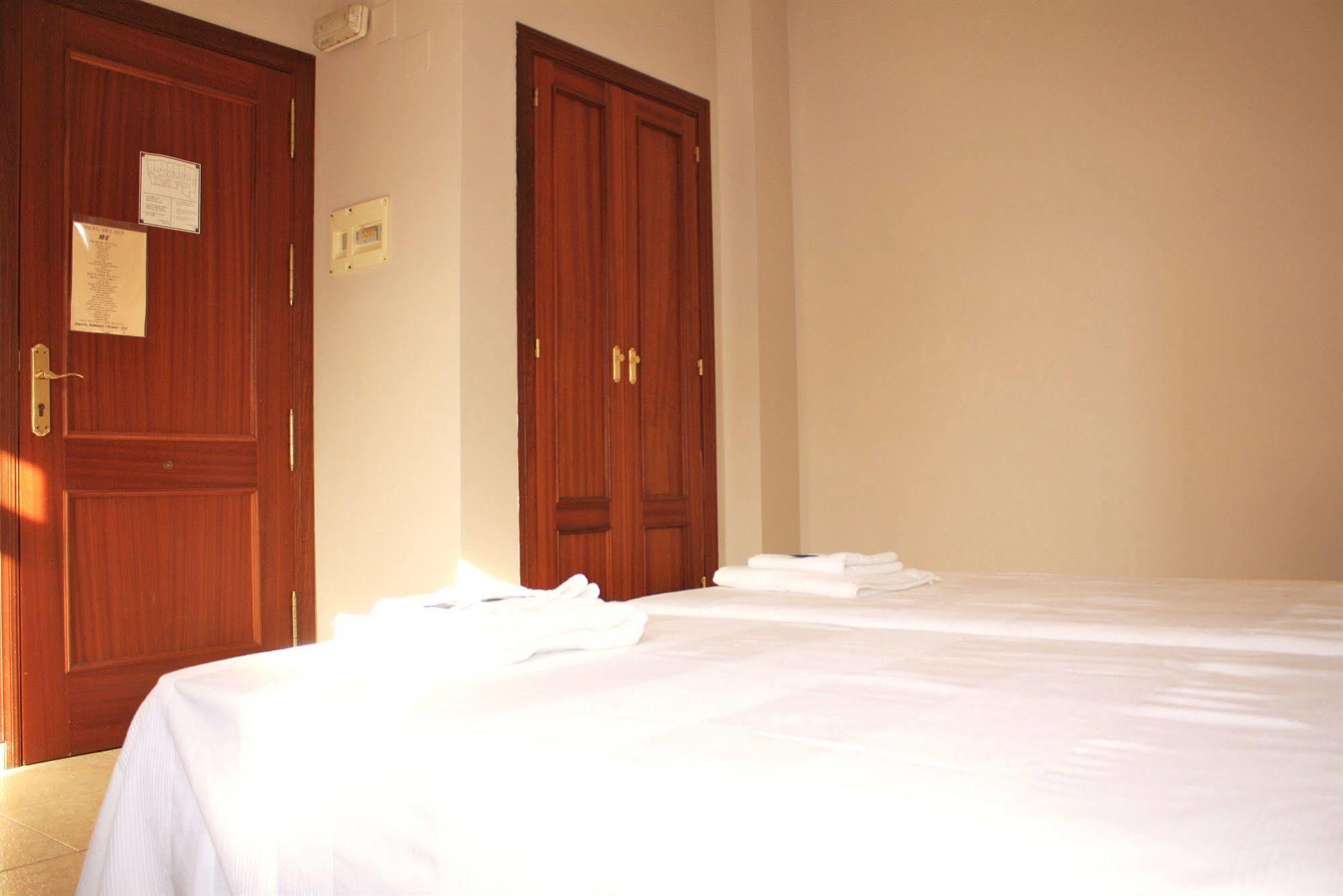 Hostal Carlos 2 La Línea de la Concepción Εξωτερικό φωτογραφία