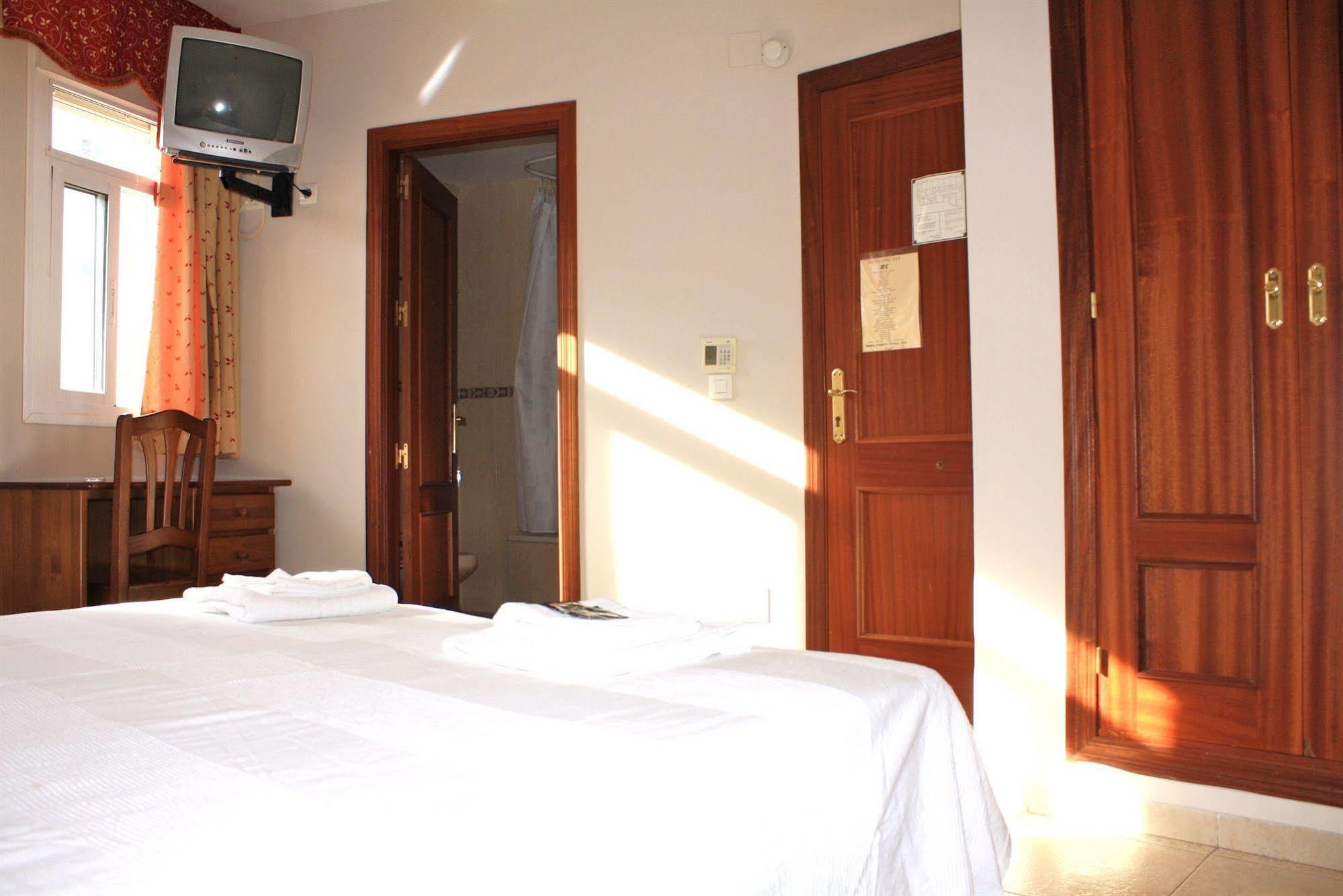 Hostal Carlos 2 La Línea de la Concepción Εξωτερικό φωτογραφία
